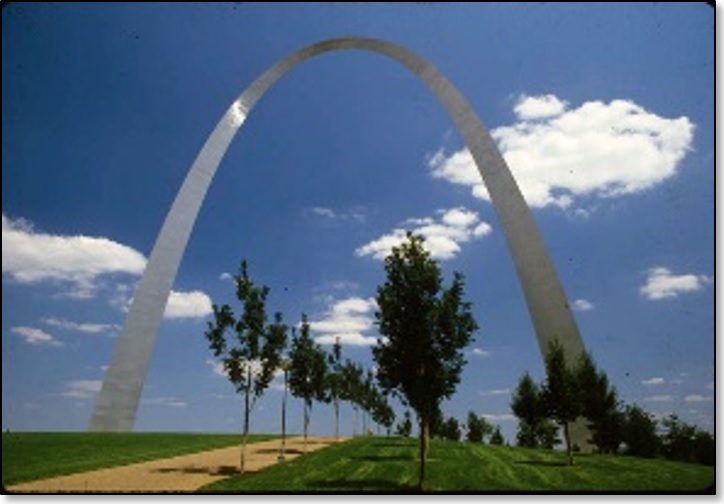 RG104_TourismA_044_029 – Gateway Arch and promenade, 1980s-1990s.