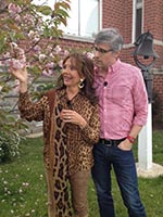 Flickr album link to Dawn Wells and Mo Rocca at Missouri Cherry Blossom Festival